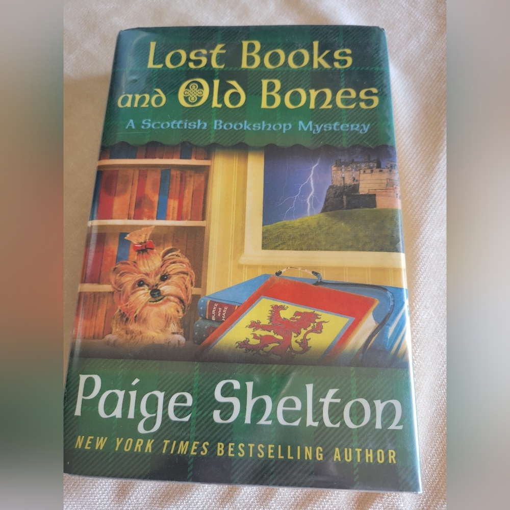 Lost Books and Old Bones: A Scottish Bookshop Mystery -- Paige Shelton